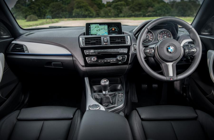 Торпедо BMW M240i Coupe 2016 года  (UK) (фото 6 из 25)